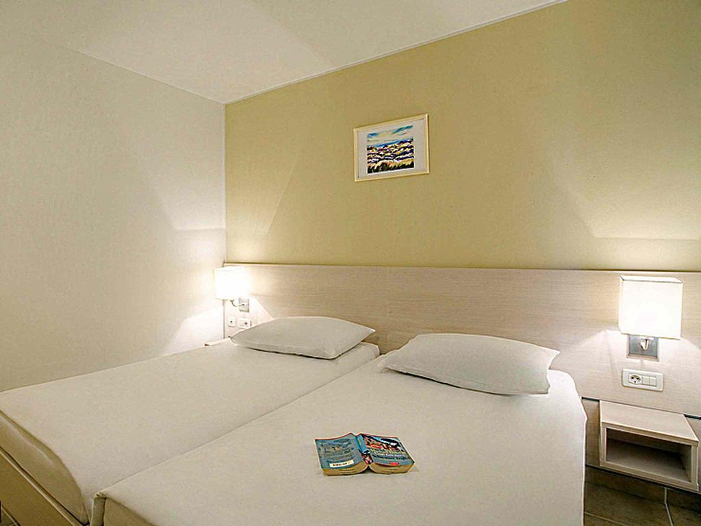 Eurocamp Mobile Homes At Fkk Nudist Campsite Solaris Tar-Vabriga Zewnętrze zdjęcie